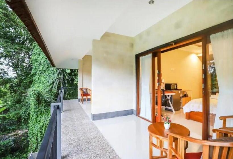 פנסיון Modern Room W/ Desk, Office Chair & Kitchenette /3