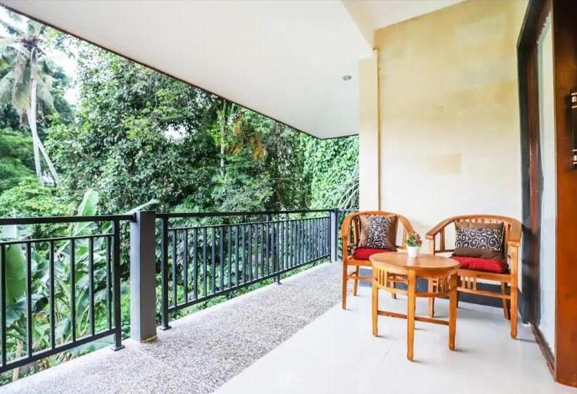 פנסיון Modern Room W/ Desk, Office Chair & Kitchenette /3