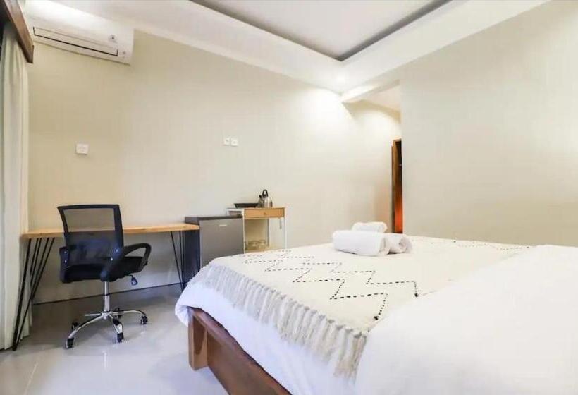 פנסיון Modern Room W/ Desk, Office Chair & Kitchenette /3