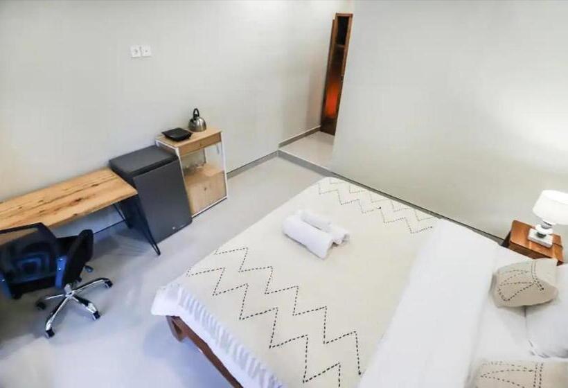 פנסיון Modern Room W/ Desk, Office Chair & Kitchenette /3