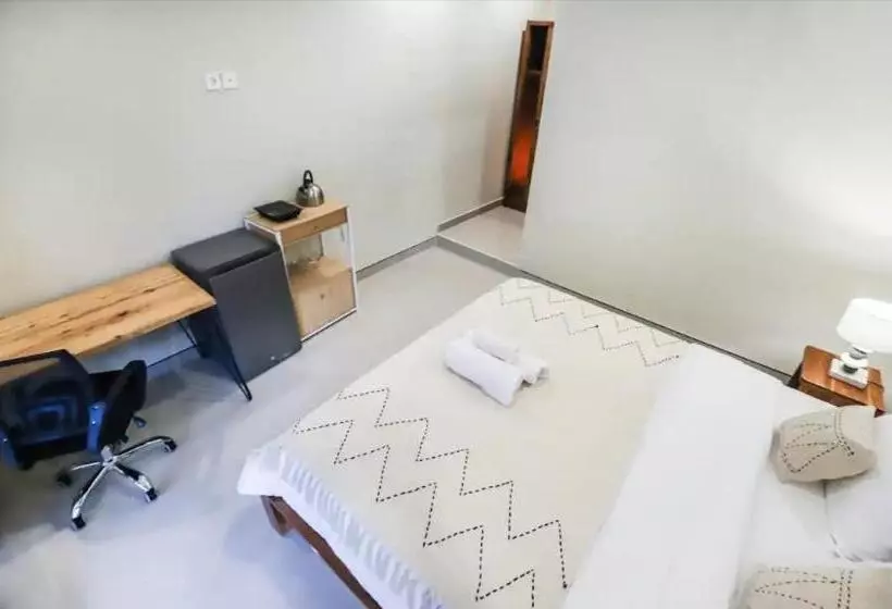 ペンション Modern Room W/ Desk, Office Chair & Kitchenette /3