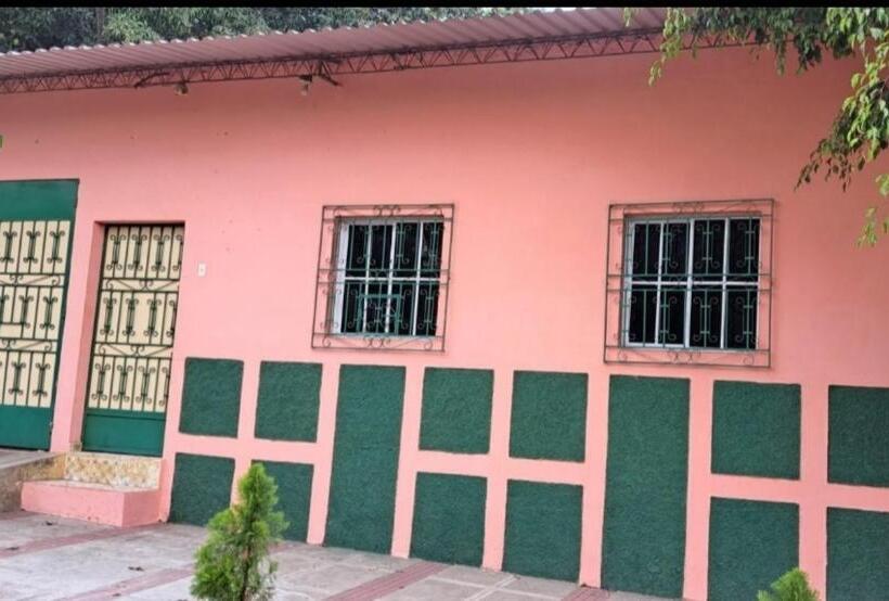 پانسیون Reyes, Hostal & Bar