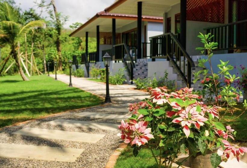 Отель Seaside Sanctuary Bungalows