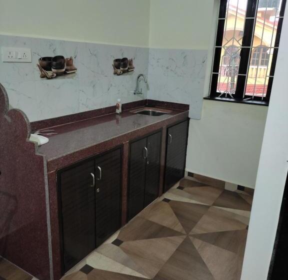 پانسیون Lucy Guest House