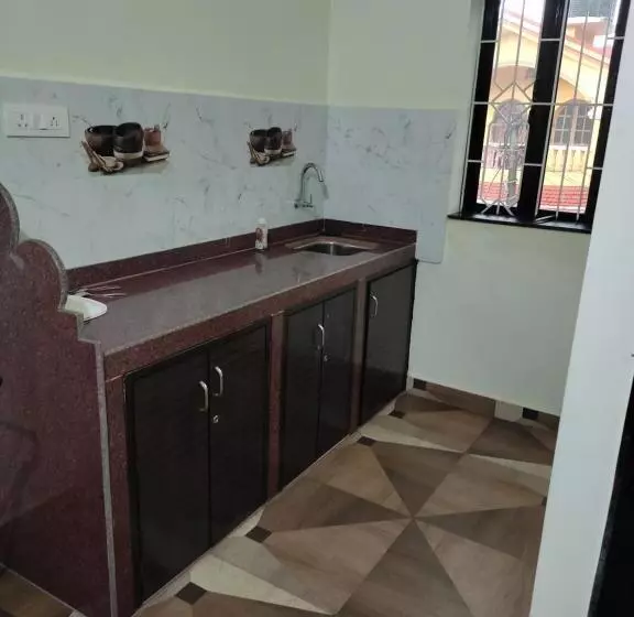 پانسیون Lucy Guest House