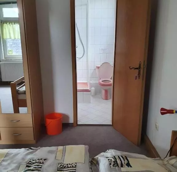 ペンション Monteurzimmer Alte Schule Heberndorf 1