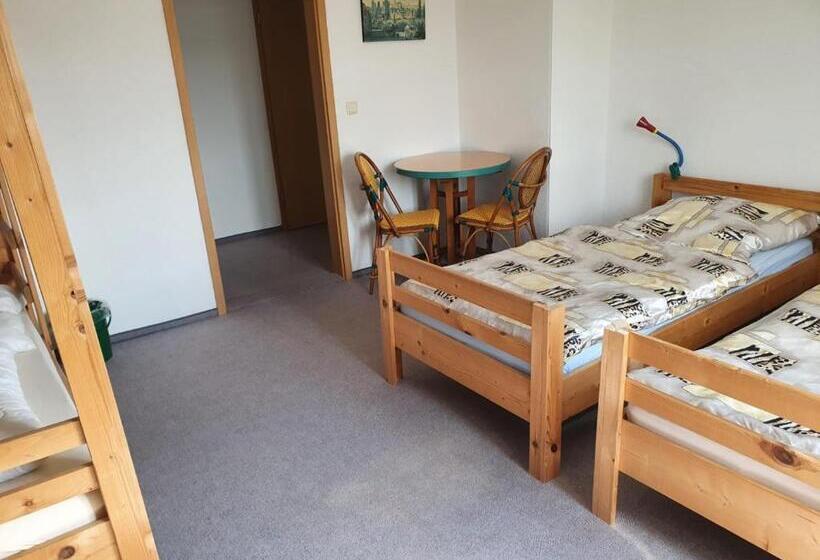 Пансион Monteurzimmer Alte Schule Heberndorf 1