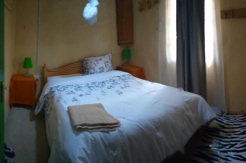 تختخواب و صبحانه Esam Homestay