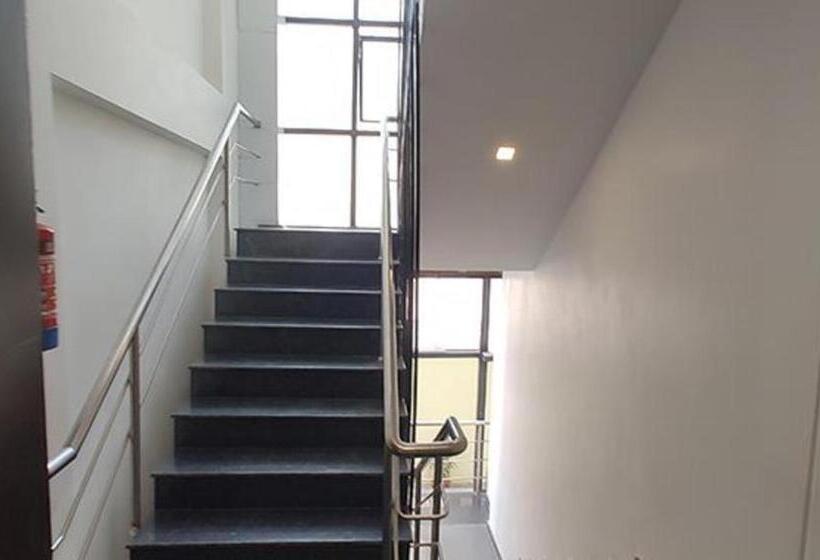 Fabhotel Stayz Inn Us Consulate