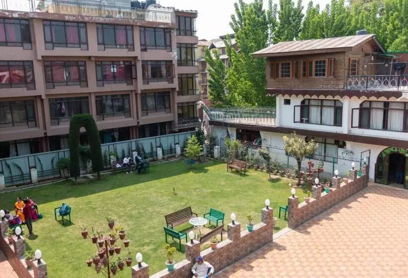 Fabhotel Kashmir Hilltown