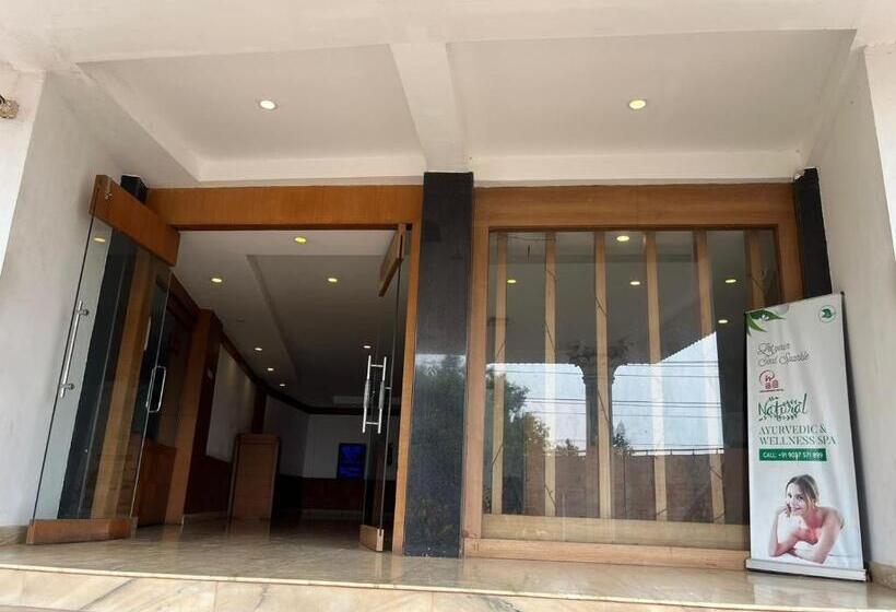 فندق Pratheeksha International