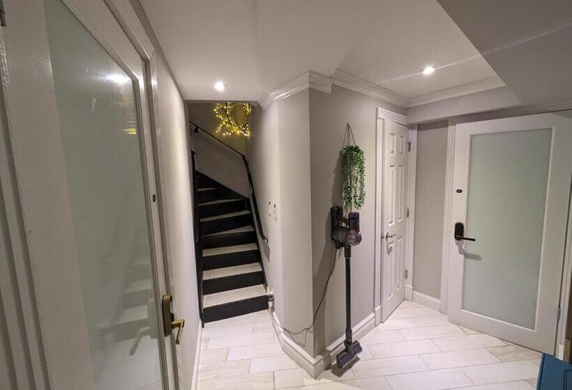 膳宿费 Lovely Room At 3 Bedroom Apt At The Heart Of East Village