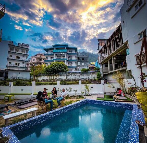 Shanti Hostel And Cafe With Pool