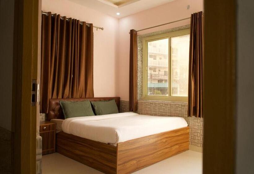 Shanti Hostel And Cafe With Pool