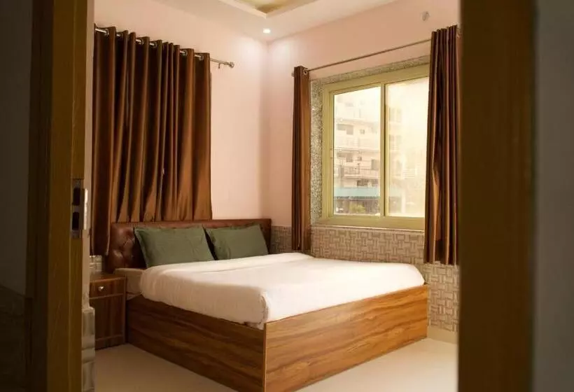 Shanti Hostel And Cafe With Pool