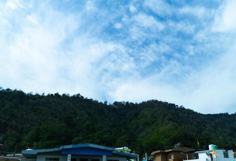 Shanti Hostel And Cafe With Pool