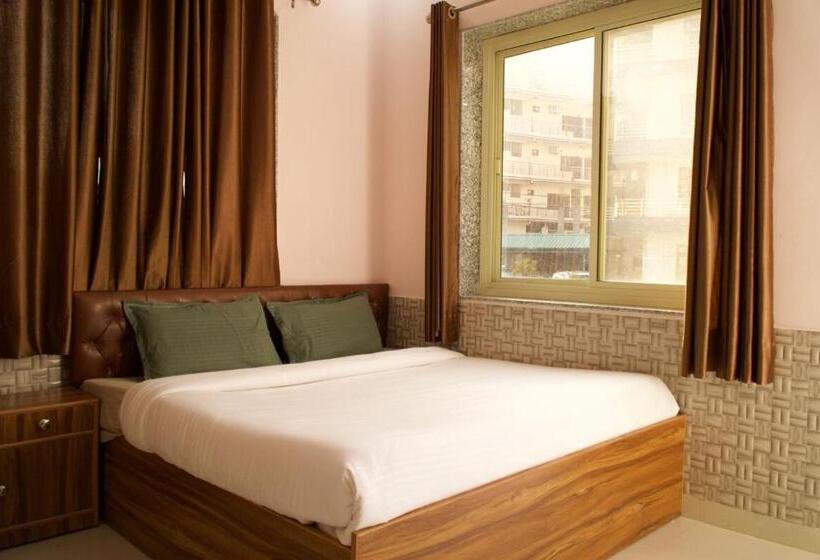 Shanti Hostel And Cafe With Pool