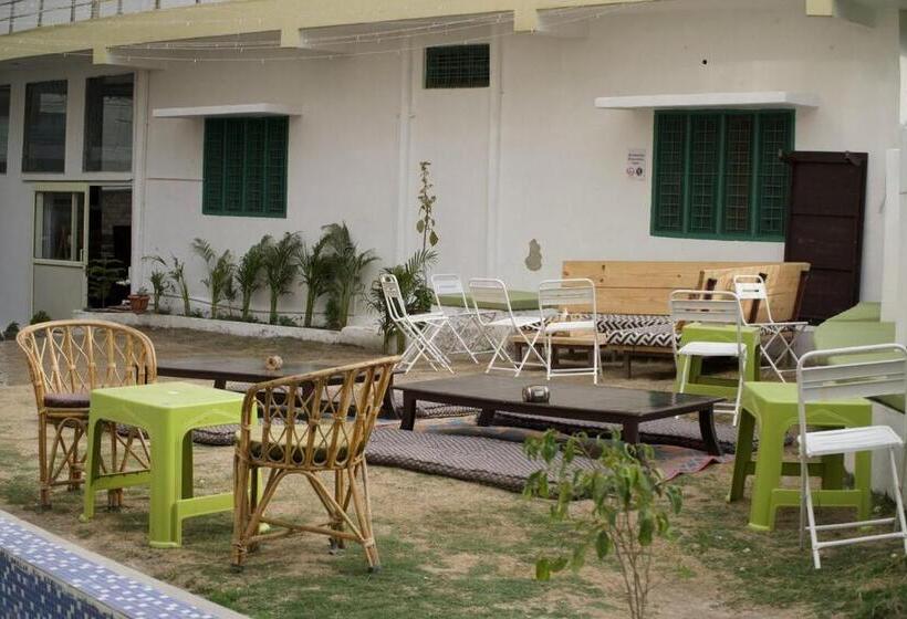 Shanti Hostel And Cafe With Pool