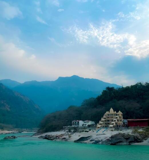 Shanti Hostel And Cafe With Pool