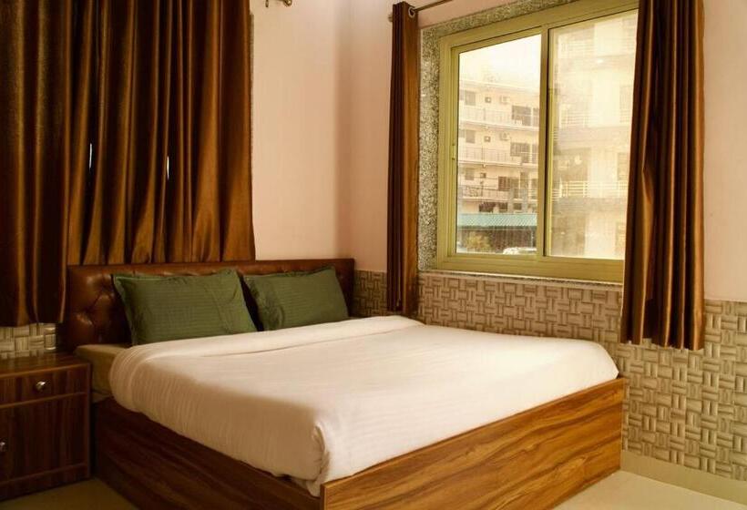 Shanti Hostel And Cafe With Pool