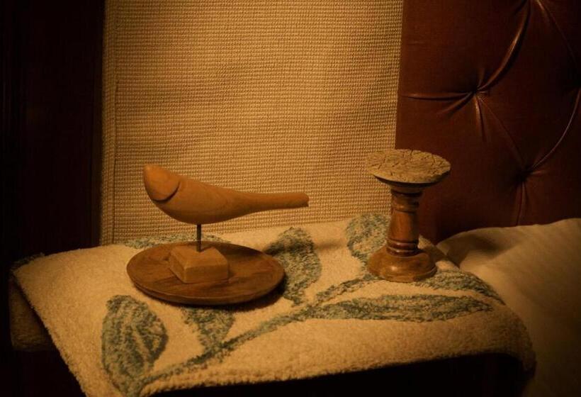 Shanti Hostel And Cafe With Pool