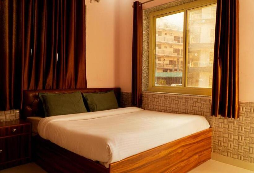 Shanti Hostel And Cafe With Pool