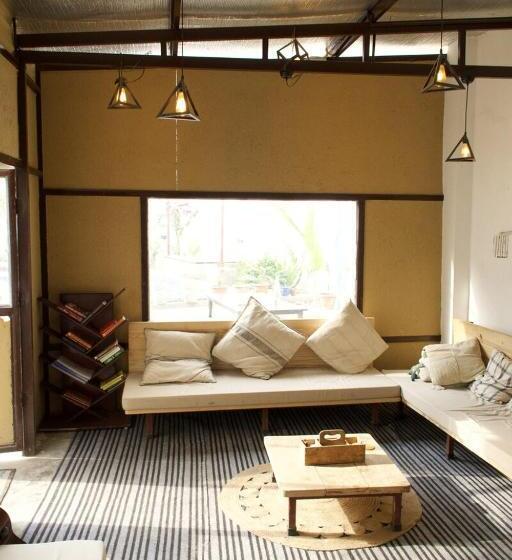 Shanti Hostel And Cafe With Pool