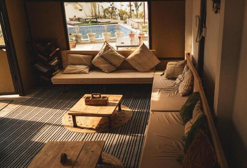 Shanti Hostel And Cafe With Pool