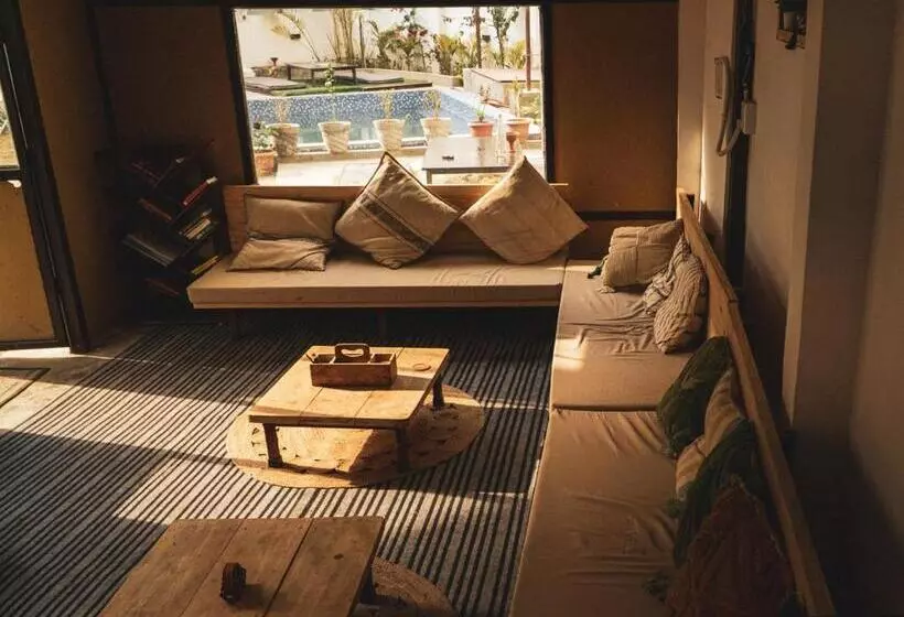 Shanti Hostel And Cafe With Pool