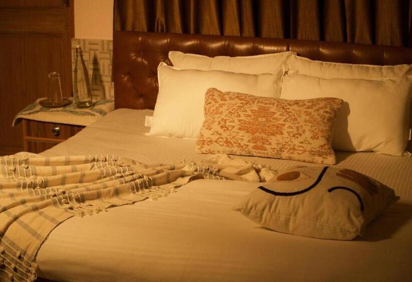 Shanti Hostel And Cafe With Pool