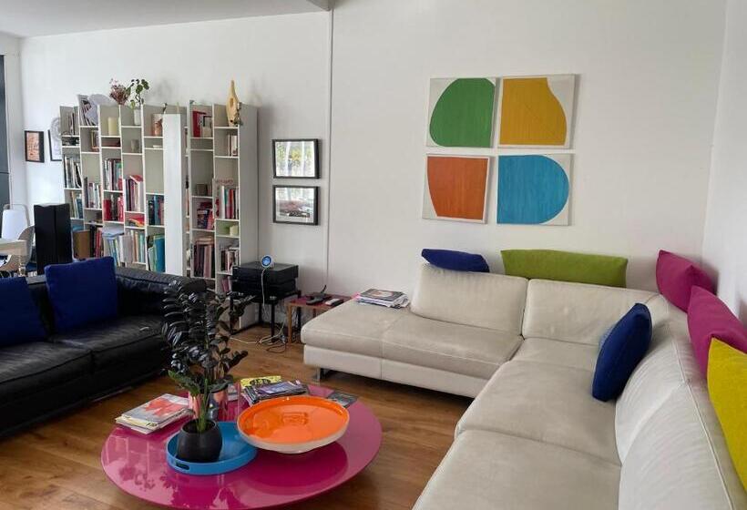 تختخواب و صبحانه Guest Room In A Green Setting