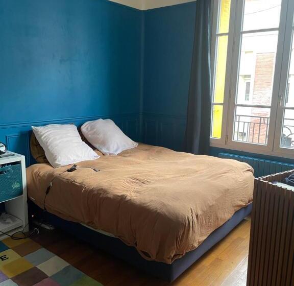 تختخواب و صبحانه Guest Room In A Green Setting