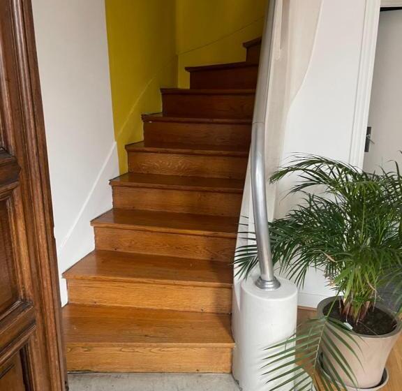 تختخواب و صبحانه Guest Room In A Green Setting