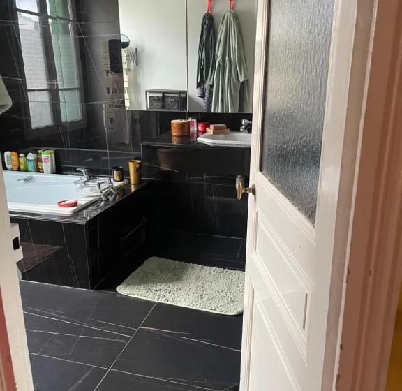 تختخواب و صبحانه Guest Room In A Green Setting