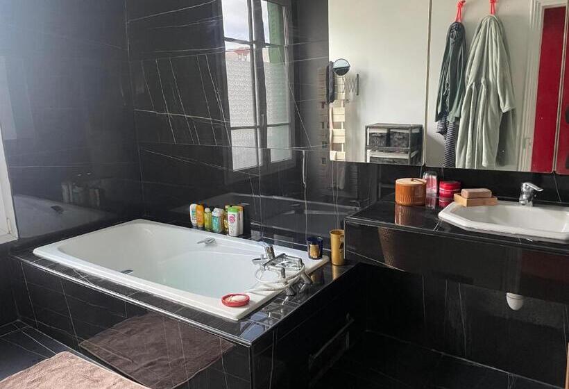 تختخواب و صبحانه Guest Room In A Green Setting