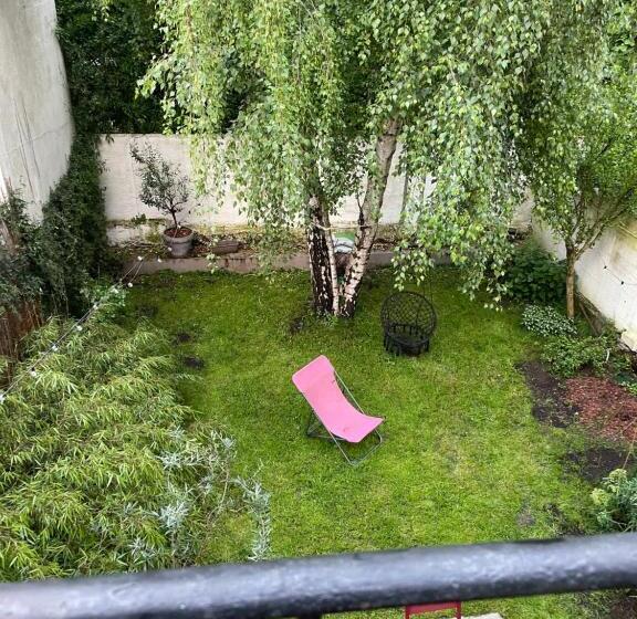 تختخواب و صبحانه Guest Room In A Green Setting