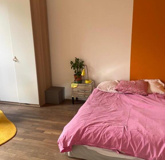 تختخواب و صبحانه Guest Room In A Green Setting