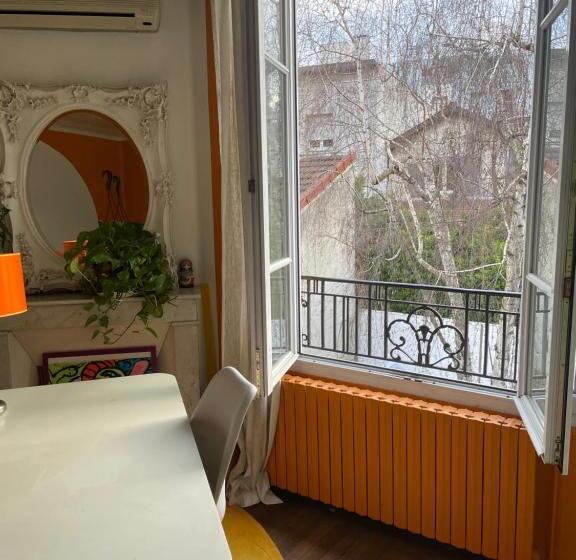 تختخواب و صبحانه Guest Room In A Green Setting