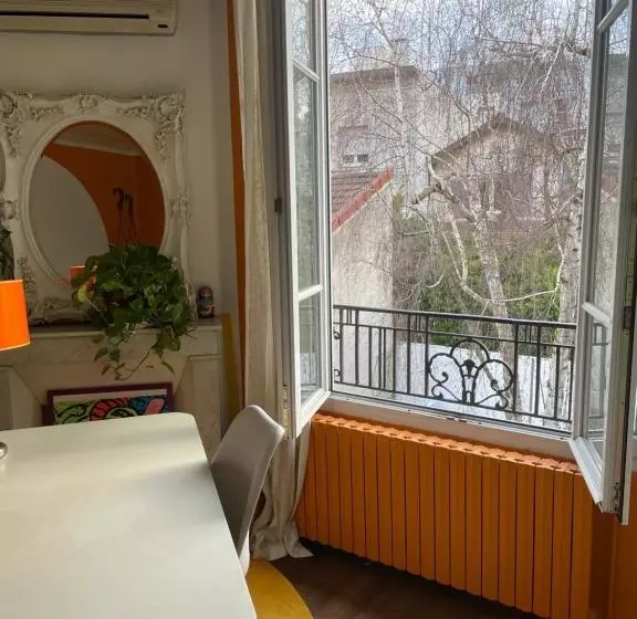 تختخواب و صبحانه Guest Room In A Green Setting