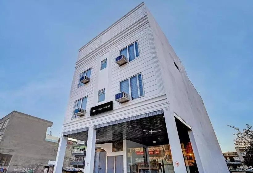 ホテル Townhouse 1341 Premium Rooms
