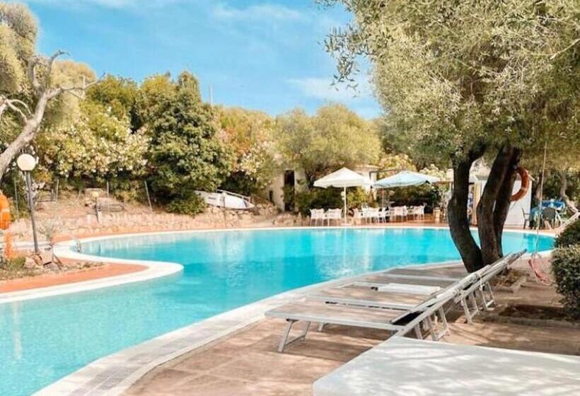 Residence With Swimming Pool In Badesi, Apartments With Air Conditioning And Private Outdoor Area