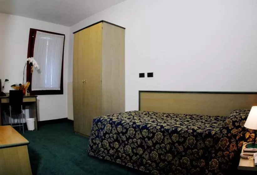 Hotelli Albergo Alla Campana