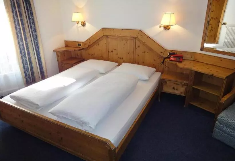 Hotelli Zum Wolf