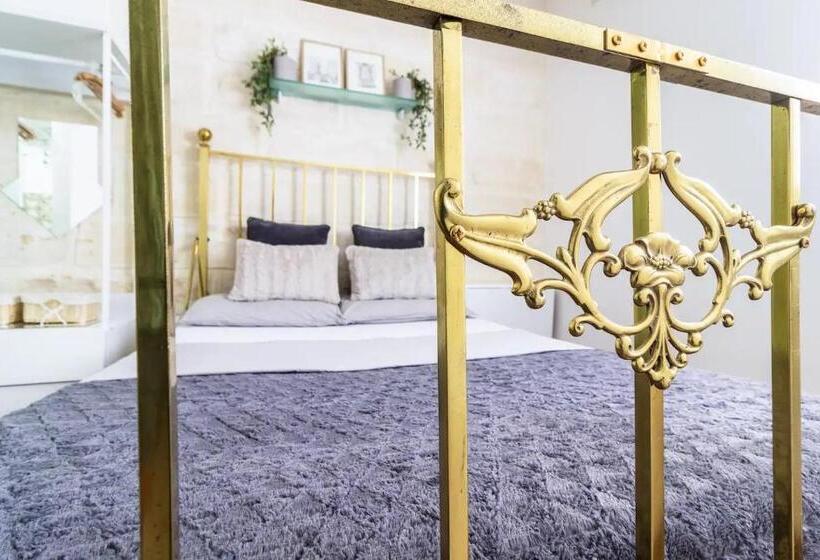 تختخواب و صبحانه Gallo House