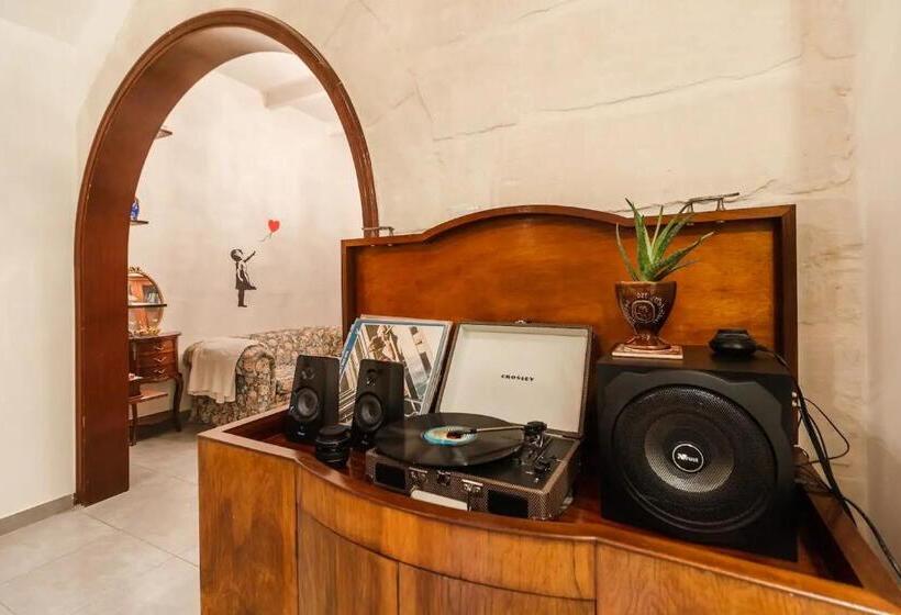 تختخواب و صبحانه Gallo House