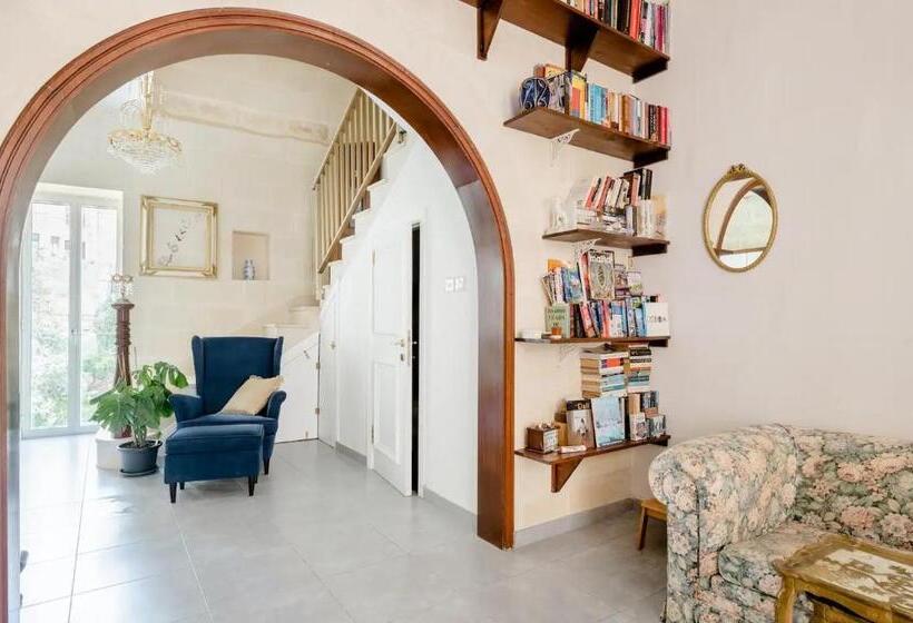 تختخواب و صبحانه Gallo House