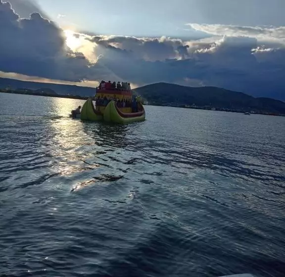 تختخواب و صبحانه Laguna Del Titicaca Lodge