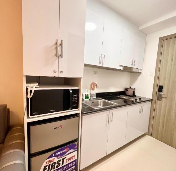 Cozy Condo Home Along Edsa With A City View