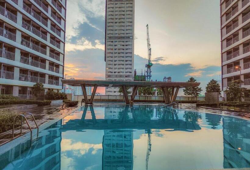 Cozy Condo Home Along Edsa With A City View
