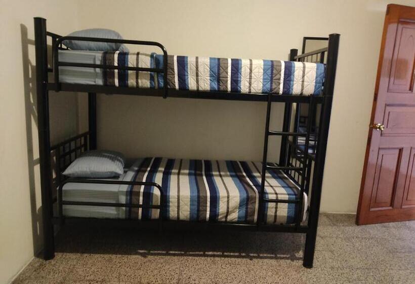 پانسیون Blue Moon Hostel